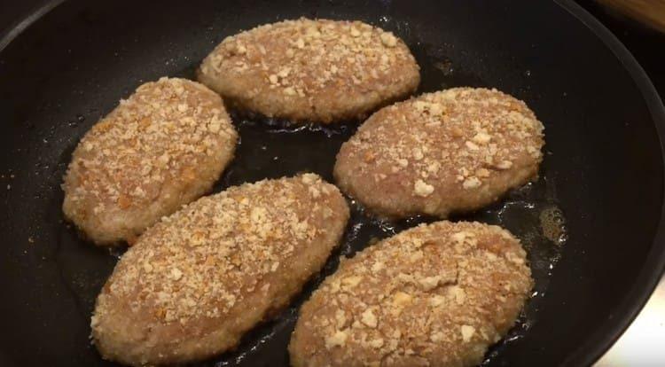 Roll each cutlet in breadcrumbs and spread it in a frying pan.