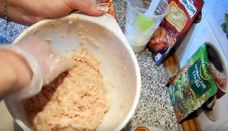 Stir the minced meat thoroughly.