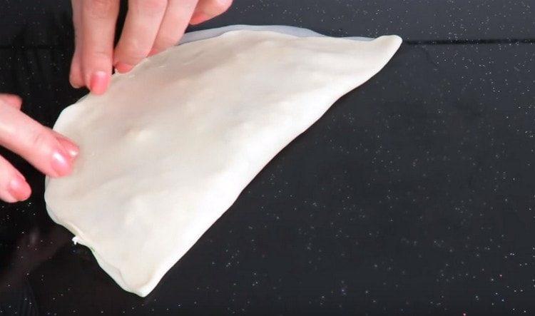 Cover the filling with the free part of the dough.