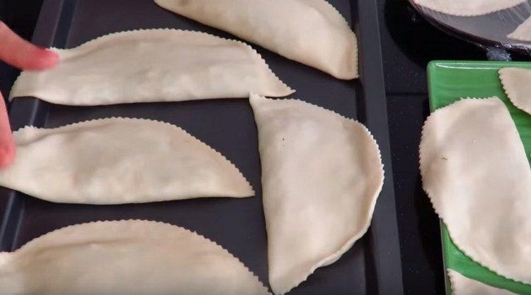 Kutaby in appearance resemble chebureks.