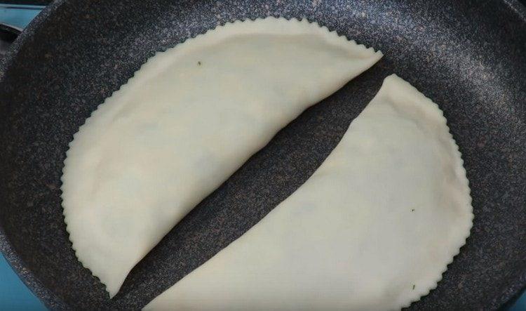 Fry kutaby in a dry pan.