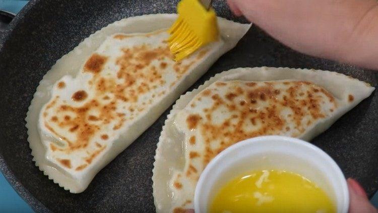 Turn the cakes on the other side and immediately grease with melted butter.