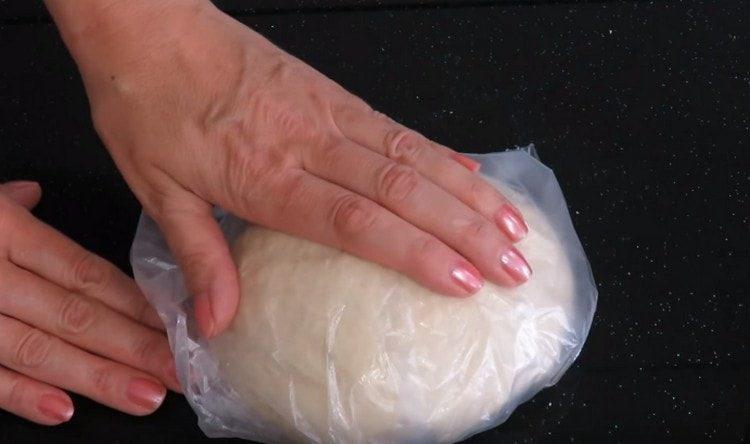 We put the dough in a bag and leave to rest.