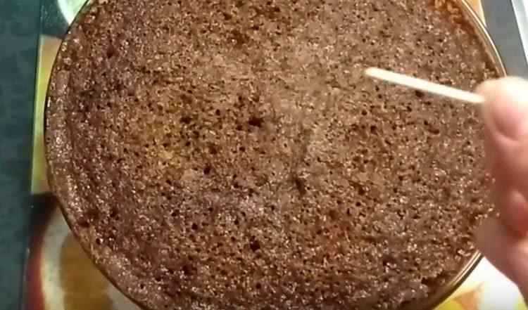 We bake mannik, we check readiness with a toothpick.