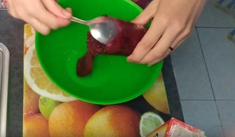 We put thick jam in a separate container.