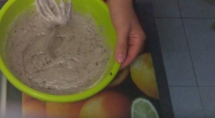 Combine egg mass, jam and semolina with sour milk.