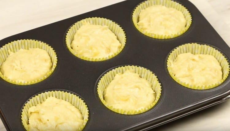 Put the dough in the molds,