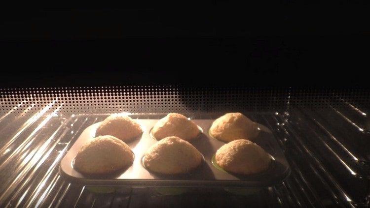 We put the form with muffins in the oven.