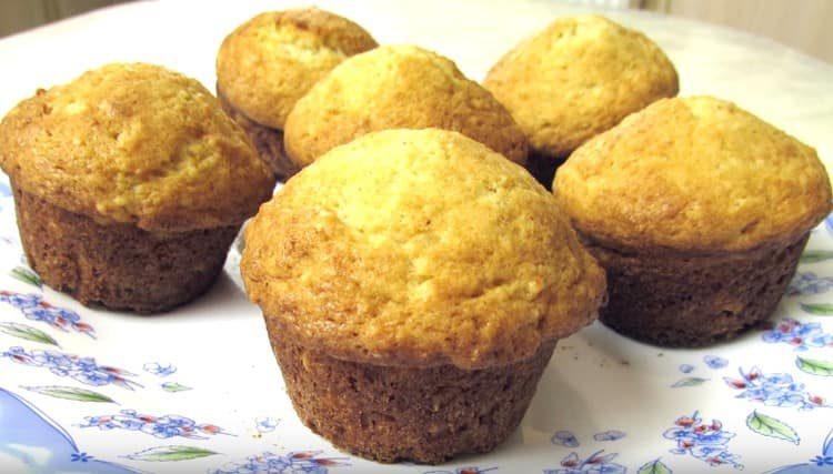 Delicate muffins with cottage cheese are ready.