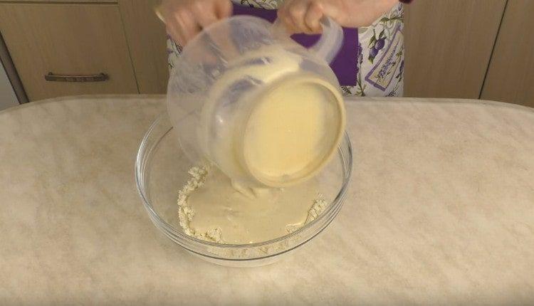 We combine cottage cheese with egg mass.