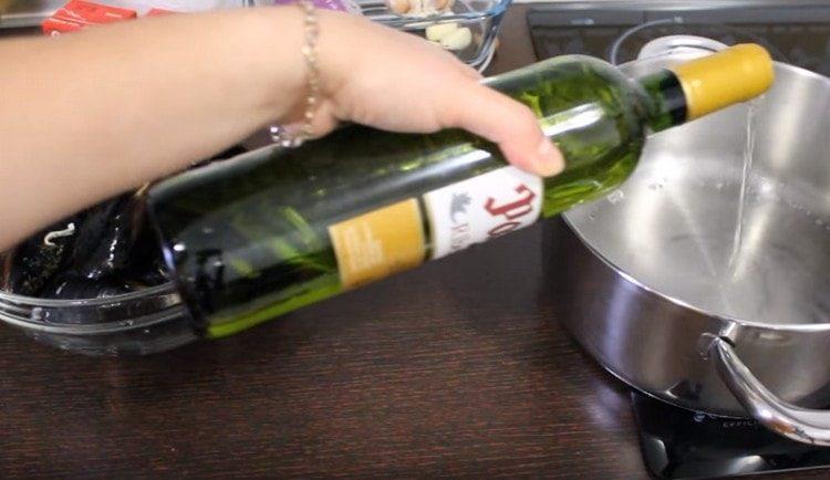 Pour white wine into the pan to the bottom.