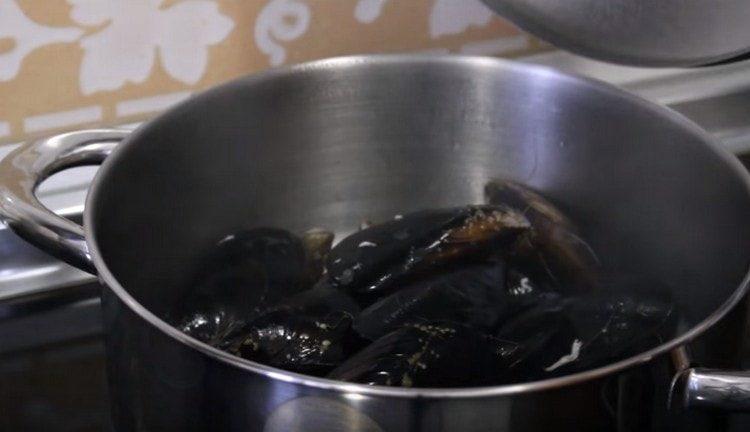 We put the mussels in the wine on the stove and let them boil.