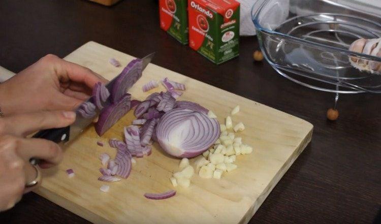 Chop garlic and onion.