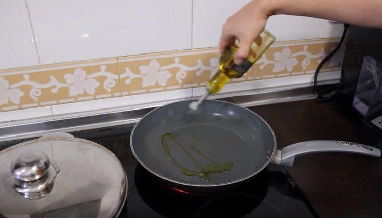Heat the olive oil in a pan.