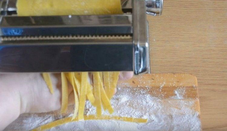 With a noodle cutter or a knife, cut the noodles.