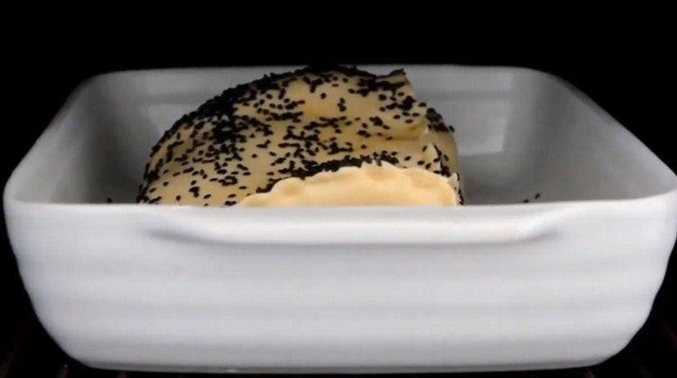 Put the form with the meat in the oven.