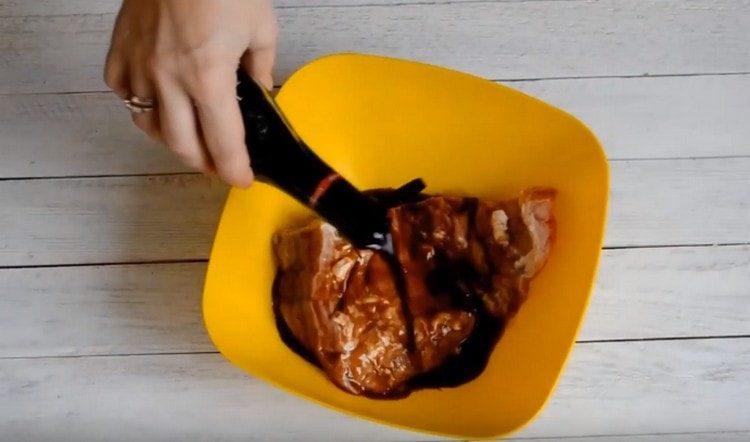 Pour the meat with soy sauce.