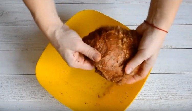 Drain the marinade and rub the meat with spices.