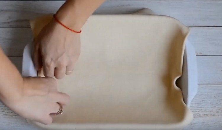Thinly roll out the dough and put it in a greased form.