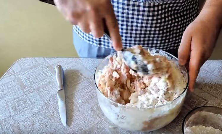 Salt and pepper the mass, mix it well.