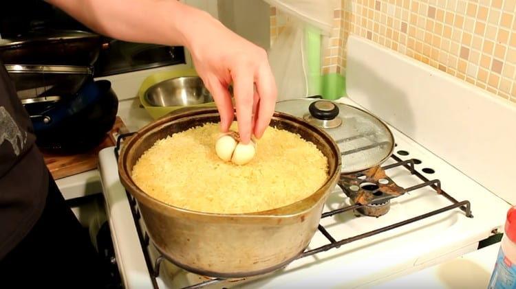 We put in a pilaf a peeled head of garlic.