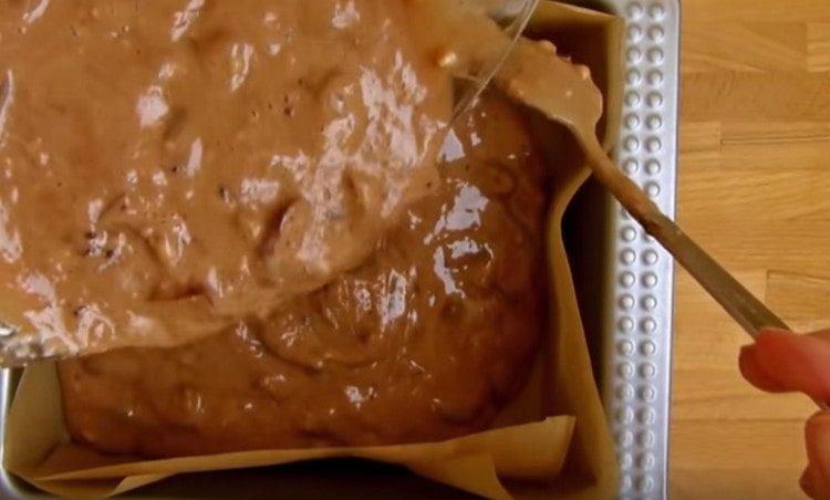Pour the dough into the mold, send to the oven.
