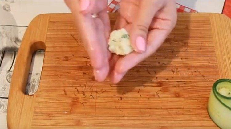 From the cheese filling we form small balls.