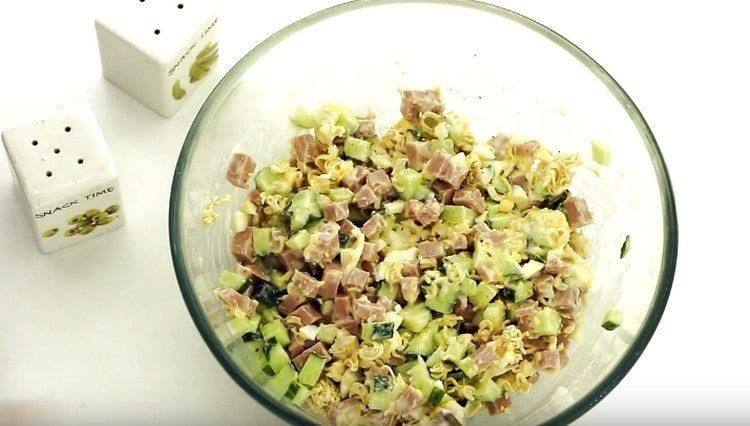 such a rollton salad should be infused so that the noodles are swollen.