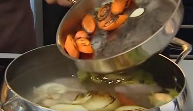 We put the scorched vegetables in the broth.