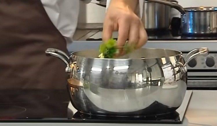 Put the garnish bouquet in the broth.