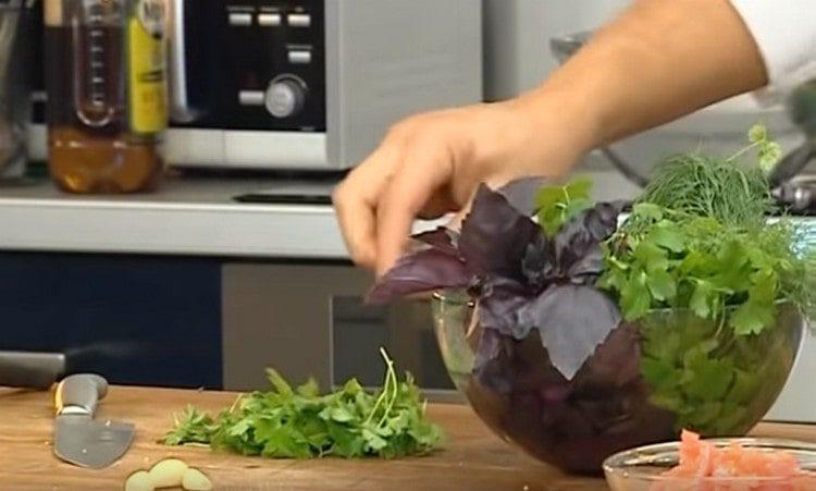 Finely chop the parsley, cilantro and garlic.