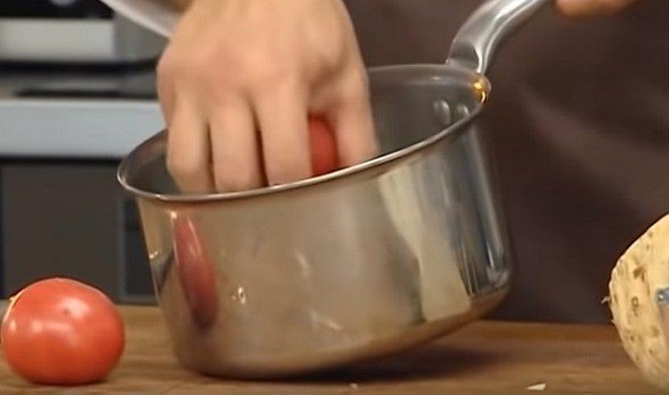 Spread the tomatoes in boiling water.