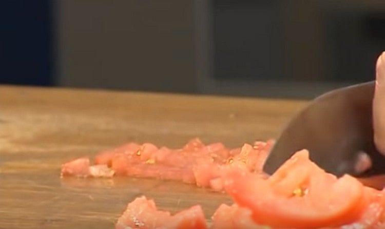 Peel the tomatoes from the skin and cut into cubes.