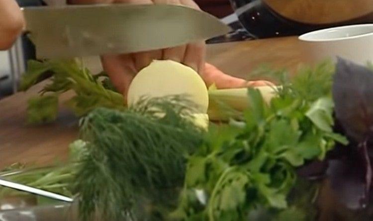 Cut the onion into large rings.