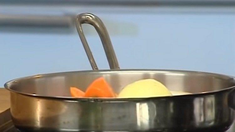 Vegetables need to be set on a frying pan.