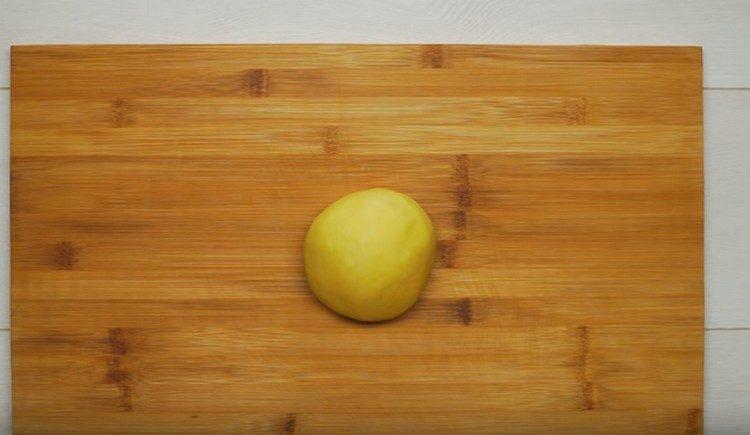 Knead the dough quickly.