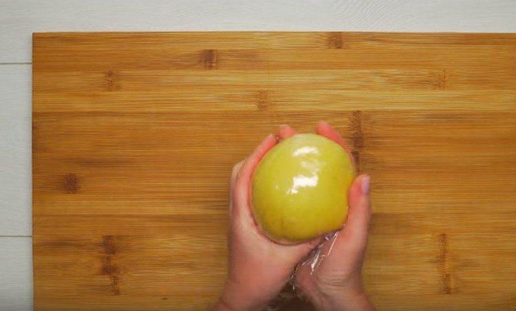 We place the dough in cling film and leave it to rest.