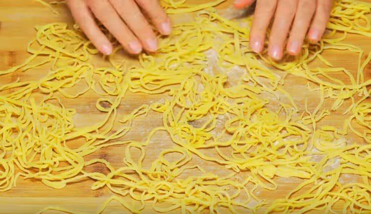 distribute the noodles on the work surface and let it dry a little.