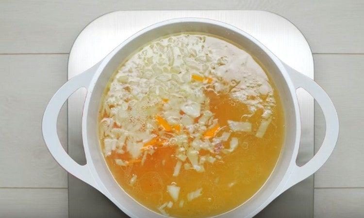 We spread onion with carrots in the broth.