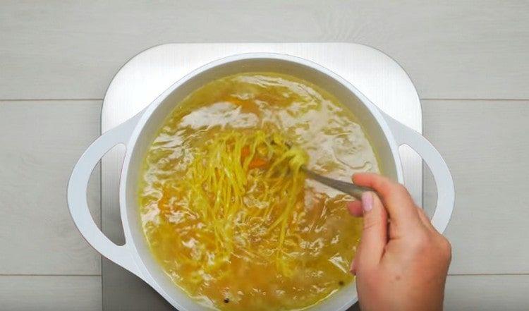 Spread the noodles in the soup.