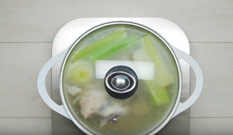 Cook the broth under the lid.