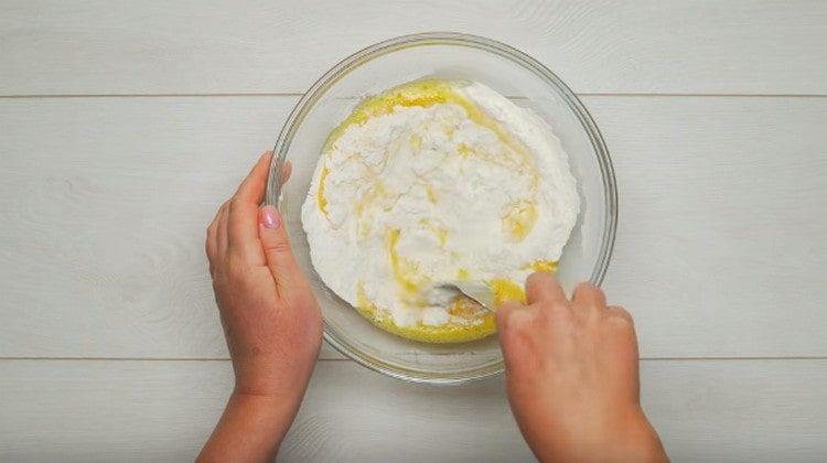 Mix the yolk mass with flour.