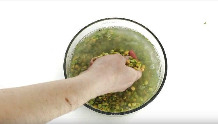 Wash the peas and soak.