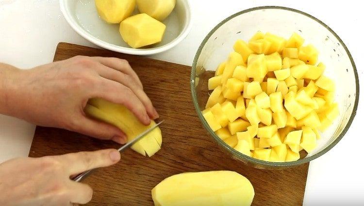 Peel the potatoes and cut them into cubes.