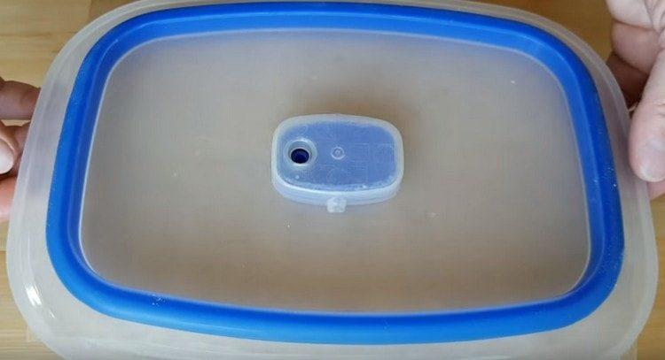 cover the cake with a lid and put in the refrigerator.