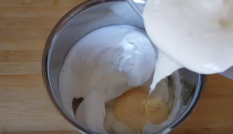 Gently mix the protein and yolk mass.