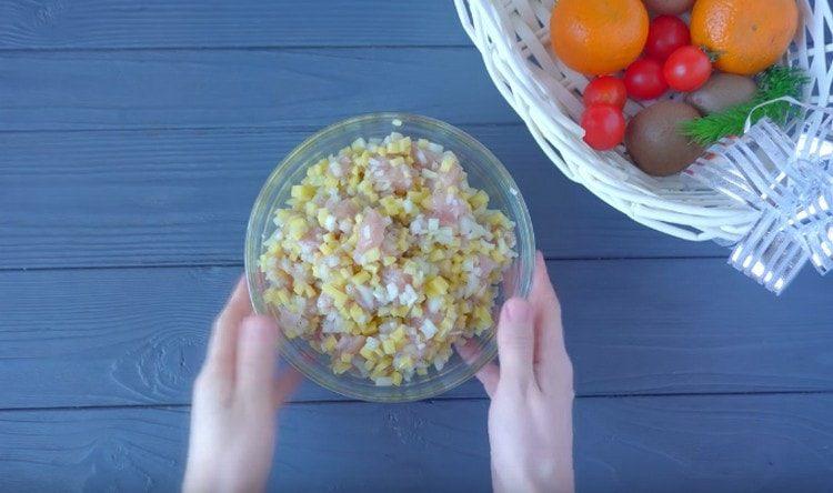 Salt and pepper the filling, mix everything.