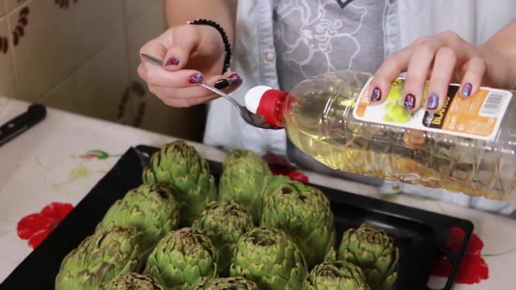 pour artichoke with wine vinegar