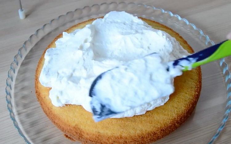 grease a biscuit with cream