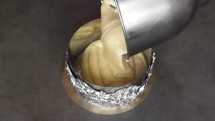 we shift the biscuit dough into the form